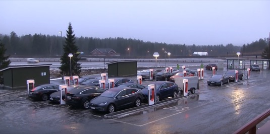 auto elektromobily Tesla Model S a X u nabíjecí stanice Tesla Supercharger v Nabbenes (Norsko).