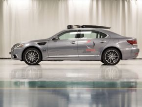 Výzkumné centrum Toyota Research Institute je dceřiná společnost ve stoprocentním vlastnictví Toyota Motor North America, ředitelem je Gill Pratt. Cílem společnosti založené roku 2015 je posílit strukturu výzkumu automobilky Toyota. Staví na čtyřech základních pilířích: 1) Zvyšovat bezpečnost automobilů; 2) Zlepšovat dostupnost automobilů těm, kteří by jinak nemohli řídit; 3) Přenášet odborné znalosti automobilky Toyota v oblasti vytváření produktů venkovní mobility do produktů určených k mobilitě v interiérech; a 4) Urychlit uplatňování vědeckých objevů pomocí nejrůznějších prostředků zahrnujících umělou inteligenci a techniky strojového učení.