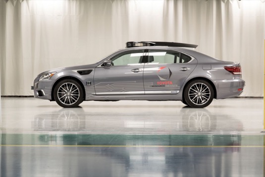 Výzkumné centrum Toyota Research Institute je dceřiná společnost ve stoprocentním vlastnictví Toyota Motor North America, ředitelem je Gill Pratt. Cílem společnosti založené roku 2015 je posílit strukturu výzkumu automobilky Toyota. Staví na čtyřech základních pilířích: 1) Zvyšovat bezpečnost automobilů; 2) Zlepšovat dostupnost automobilů těm, kteří by jinak nemohli řídit; 3) Přenášet odborné znalosti automobilky Toyota v oblasti vytváření produktů venkovní mobility do produktů určených k mobilitě v interiérech; a 4) Urychlit uplatňování vědeckých objevů pomocí nejrůznějších prostředků zahrnujících umělou inteligenci a techniky strojového učení.