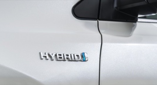Srovnání hybridů a dieselů na základě průměrných aktuálních cen paliva při běžném stylu jízdy provedla automobilka Toyota.