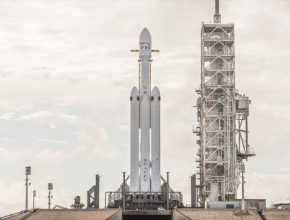 Vztyčená vesmírná raketa Falcon Heavy čeká na testovací zážeh