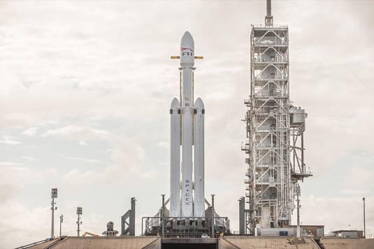 Vztyčená vesmírná raketa Falcon Heavy čeká na testovací zážeh