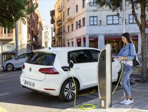 auto elektromobil Volkswagen e-Golf u nabíjecího stojanu