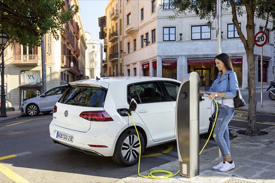 auto elektromobil Volkswagen e-Golf u nabíjecího stojanu