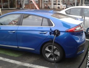 auto elektromobil Hyundai Ioniq Electric nabíjení na nabíjecí stanici