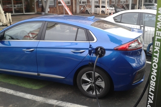 auto elektromobil Hyundai Ioniq Electric nabíjení na nabíjecí stanici