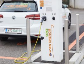 Podpora elektromobility ve Vídni se opírá i o participaci občanů. Ti se formou voucherů mohli na samotném projektu podílet a pomoci síť dobíjecích stanic vybudovat. Voucherů, které si Vídeňané koupili, bylo osm tisíc a celková částka vybraná Vídeňany dosáhla dvou miliónů eur.