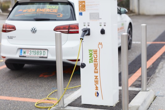 Podpora elektromobility ve Vídni se opírá i o participaci občanů. Ti se formou voucherů mohli na samotném projektu podílet a pomoci síť dobíjecích stanic vybudovat. Voucherů, které si Vídeňané koupili, bylo osm tisíc a celková částka vybraná Vídeňany dosáhla dvou miliónů eur.