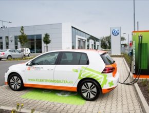 Elektromobil Volkswagen e-Golf u rychlonabíječky ČEZ