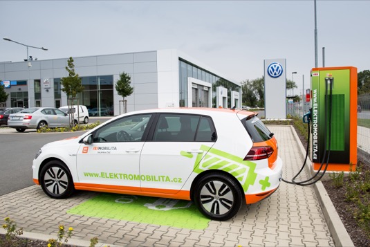 Elektromobil Volkswagen e-Golf u rychlonabíječky ČEZ