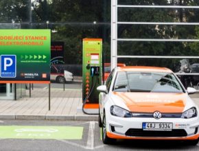 Doba nabíjení na veřejných dobíjecích stanicích se odvíjí od kapacity baterie a typu stanice. U klasické nabíjecí stanice je možné naplno dobít baterii za 2 až 4 hodiny a u rychlonabíjecí stanice je možné mít 80 % baterie nabité už za 20 minut.