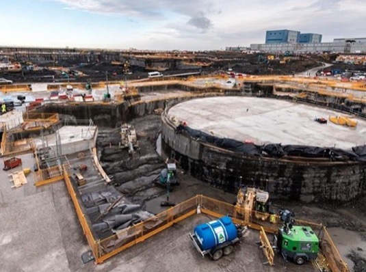 Stavba jaderné elektrárny Hinkley Point C na pobřeží Velké Británie