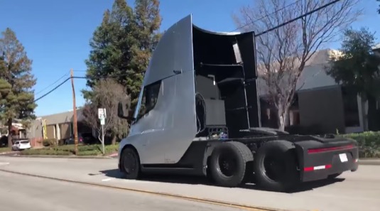 auto elektromobil Tesla Semi elektrický tahač elektrotahač