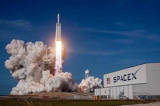vesmírná raketa SpaceX Falcon Heavy při startu z Mysu Canaveral