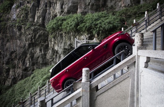 Plug-in hybridní (PHEV) sportovní SUV zdolalo 999 schodů se sklonem 45 stupňů na tzv. Dragon Road.