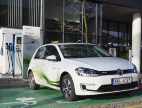 Stanice Siemens Triberium je vhodná pro všechny typy elektromobilů a nabíjecích standardů dostupných na trhu a umožňuje nabíjet hned dva elektromobily najednou. U stanice s adresou Siemensova 1, Praha 13, se nachází dvě vyhrazená místa pro elektromobily.