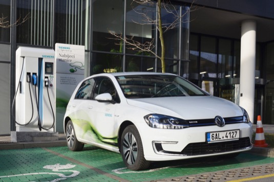 Stanice Siemens Triberium je vhodná pro všechny typy elektromobilů a nabíjecích standardů dostupných na trhu a umožňuje nabíjet hned dva elektromobily najednou. U stanice s adresou Siemensova 1, Praha 13, se nachází dvě vyhrazená místa pro elektromobily.