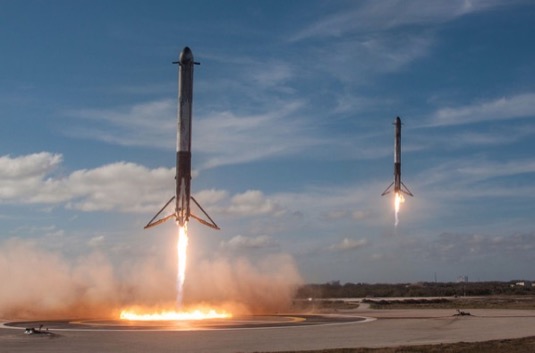 Pohled, který se jen tak nevidí: přistávající postranní boostery Falcon Heavy.