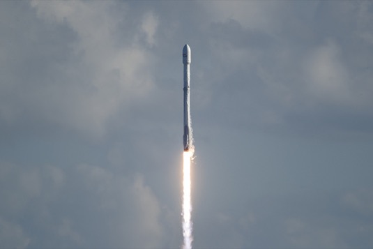 vesmír raketa SpaceX Falcon 9 start
