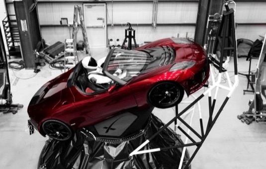 Elektromobil Tesla Roadster a jeho řidič budou vyneseni do vesmíru raketou Falcon Heavy