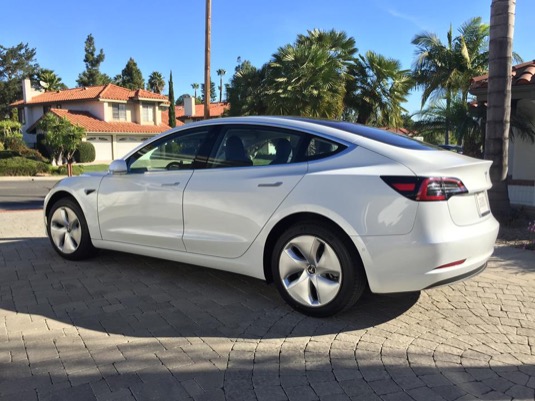 auto elektromobil Tesla Model 3
