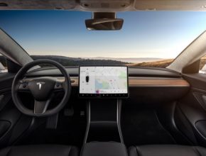 auto elektromobil Tesla Model 3 design interiér minimalismus