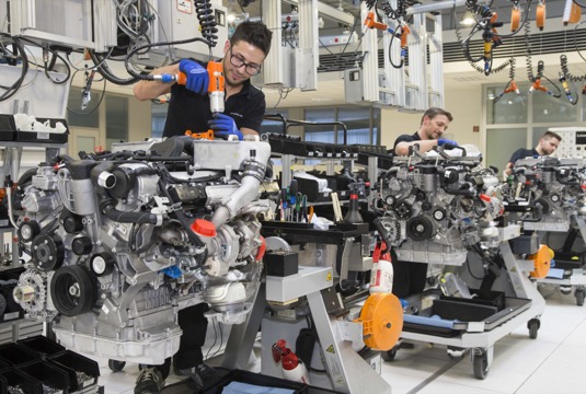 Devatenáctého ročníku průzkumu KPMG Global Automotive Executive Survey se zúčastnilo 907 respondentek a respondentů z řad vrcholných představitelů automobilového průmyslu. Vybíráni byli tak, aby vzorek zahrnoval nejen tradiční výrobce automobilů, ale také zástupce ICT společností.
