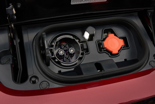 Nabíjecí zásuvka CHAdeMO na elektromobilu Nissan Leaf ve verzi pro rok 2018.