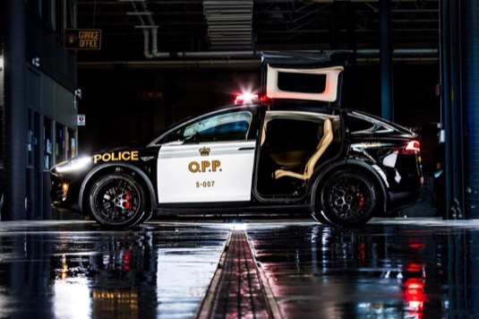 Elektromobil Tesla Model X jako policejní auto pro provinciální policii v Ontariu