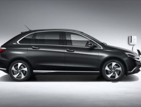 nový elektromobil Denza 500, společný produkt automobilek Daimler a BYD