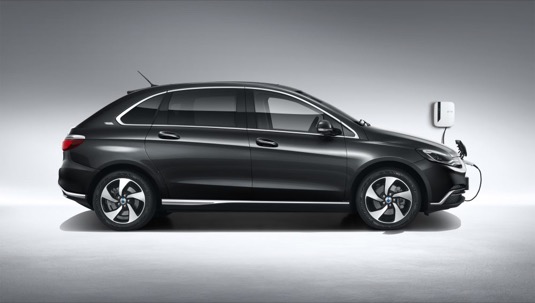 nový elektromobil Denza 500, společný produkt automobilek Daimler a BYD