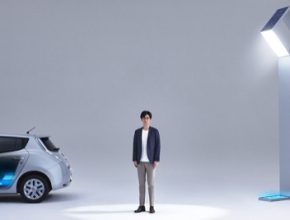 auto pouliční solární lampa na baterii Nissan elektromobil Leaf