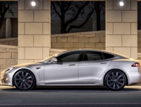 Trvalo to, ale majitelé elektromobilů Tesla se konečně dočkali vylepšeného asistenčního systému Autopilot.