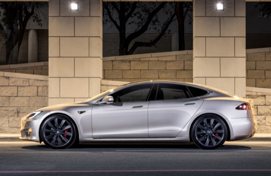 Trvalo to, ale majitelé elektromobilů Tesla se konečně dočkali vylepšeného asistenčního systému Autopilot.