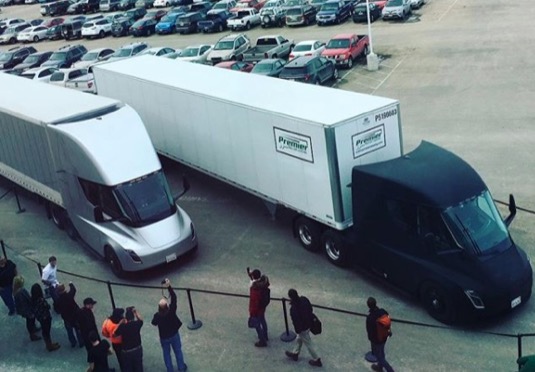 Elektrické tahače Tesla Semi vyrážejí z Gigatovárny 1 s nákladem komponent do továrny Tesla ve Fremontu.