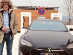 auto elektromobil Tesla Model S u nabíjecí stanice Supercharger a Karl-Thomas Neumann