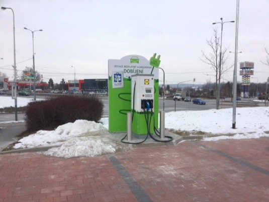 Nová rychlonabíjecí stanice pro elektromobily u prodejny Lidl v Ostravě