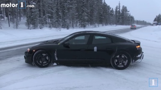auto elektromobil Porsche Mission E test prototypu na sněhu a ledu