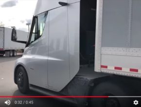 auto Tesla Semi elektrický tahač elektrotahač
