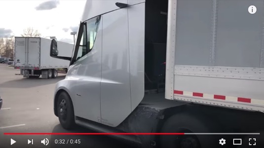 auto Tesla Semi elektrický tahač elektrotahač
