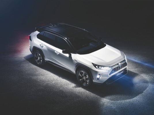 Už pátá generace nejprodávanějšího SUV značky Toyota nabízí nové pohonné jednotky pro architekturu TNGA – hybridní pohon o objemu 2,5 litru s elektromotory, resp. benzínový motor o objemu 2,0 litru.