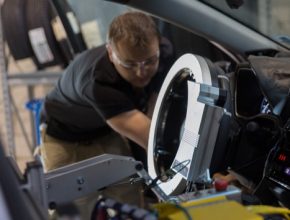 Odolnost a bezpečnost nových modelů vozů Toyota už testuje robot. Ten samozřejmě také pochází z dílny této japonské automobilky. Robot využívá vyspělé technologie automatizované jízdy, včetně velmi precizního systému GPS. Zařízení bylo poprvé použito při testování nové Toyoty Avalon.