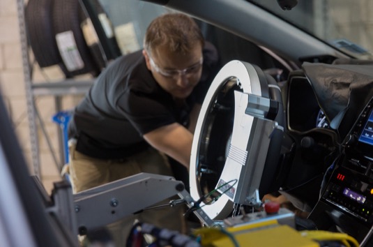 Odolnost a bezpečnost nových modelů vozů Toyota už testuje robot. Ten samozřejmě také pochází z dílny této japonské automobilky. Robot využívá vyspělé technologie automatizované jízdy, včetně velmi precizního systému GPS. Zařízení bylo poprvé použito při testování nové Toyoty Avalon.