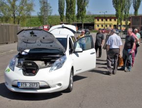 Elektromobil Nissan Leaf a areálu společnosti Libros
