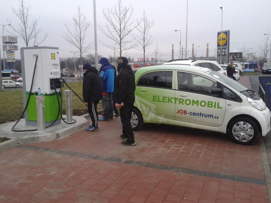 Test rychlonabíjecí stanice pro elektromobily o prodejny Lidl v Ostravě