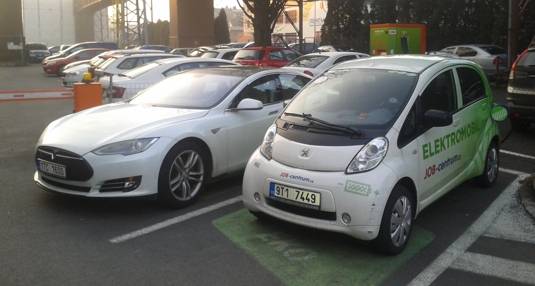 Malej a velkej - elektromobily Tesla Model S a Peugeot iOn vedle sebe.