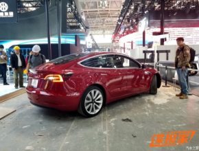 Elektromobil Tesla Model 3 má rezervováno také mnoho zákazníků z Číny. Auto ale přijde na tamní trh až příští rok.