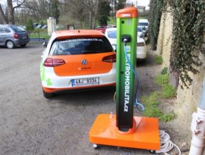 Elektromobil Volkswagen e-Golf se nabíjí u nabíjecí stanice.