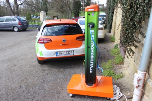 Elektromobil Volkswagen e-Golf se nabíjí u nabíjecí stanice.