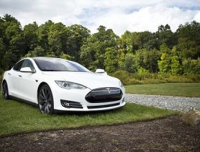 Elektromobily Tesla patří i v Česku mezi populární značku.